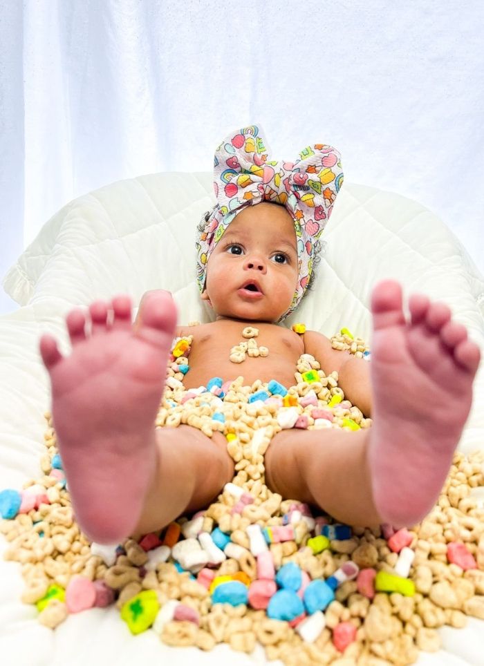 Foto de bebê coberta de amuletos da sorte 