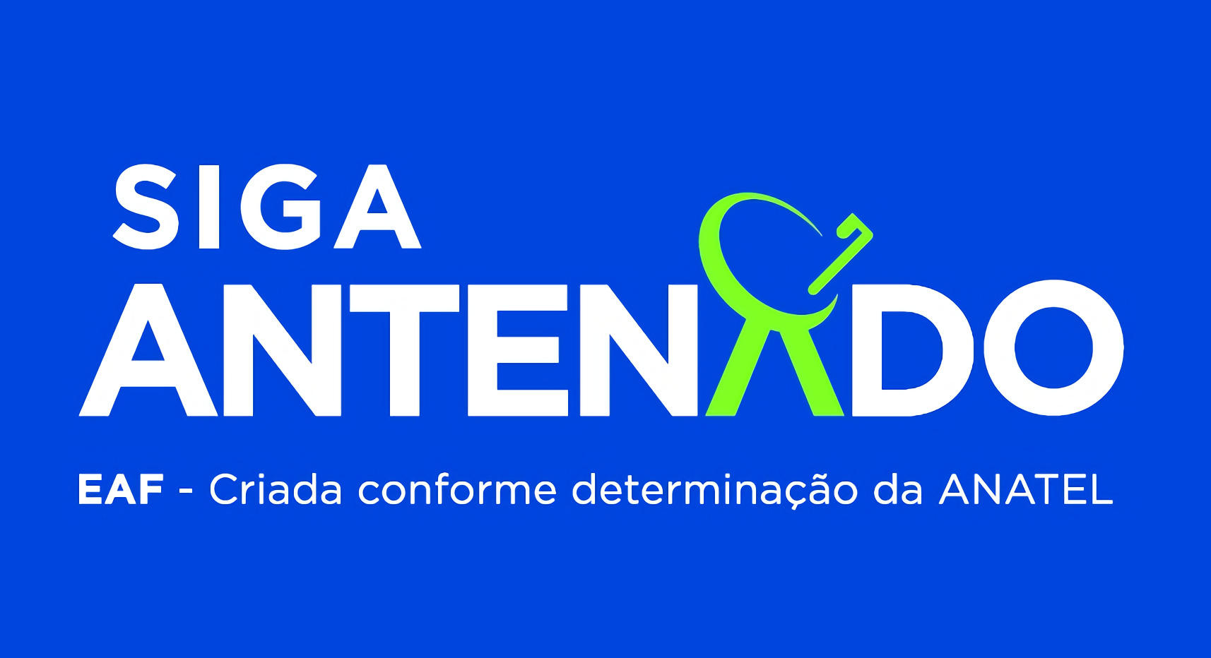 Técnica sorrindo ao instalar a nova antena digital do programa Siga Antenado.