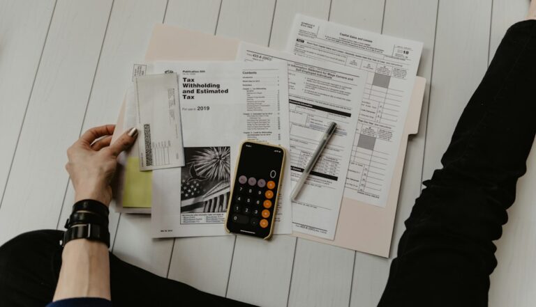 Mesa de trabajo para organizar el presupuesto