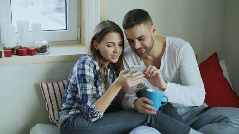 Pareja adulta utilizando un celular